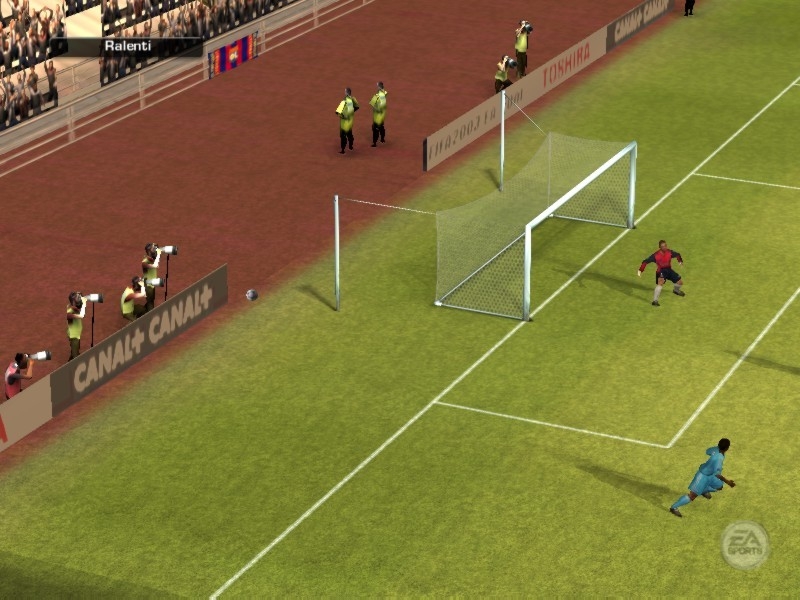 Скриншот из игры FIFA 2003 под номером 12