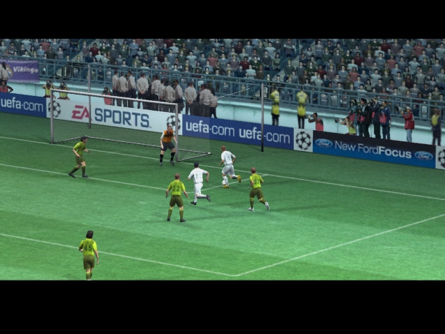 Скриншот из игры UEFA Champions League 2004 - 2005 под номером 15