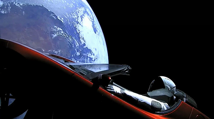 Уже год авто Маска бродит в космосе